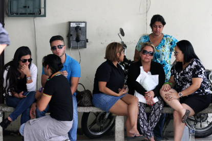 Familiares y amigos de Denisse Ruiz acudieron a la morgue de la Comisión de Tránsito del Ecuador (CTE).