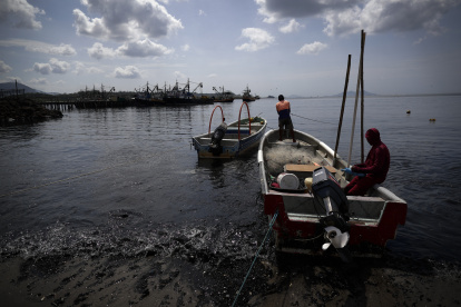 Panamá. Dos pescadores anclan su bote, durante una jornada de faena más en Puerto Caimito.