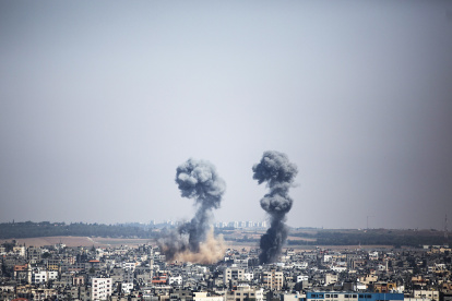 Dos columnas de humo ascienden desde la ciudad de Gaza después de un ataque de las fuerzas israelís, este miércoles en Gaza (Gaza y Cisjordania). Cinco palestinos, incluyendo un niño, han muerto en las últimas horas como consecuencia de los intensos bombardeos de la aviación israelí sobre la Franja de Gaza, con lo que suman un total de 20 fallecidos desde los primeros ataques ayer. EFE/ Haitham Imad