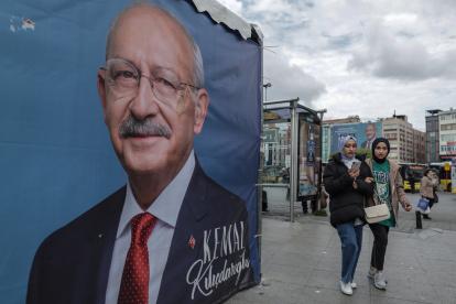 La gente camina frente a la pancarta electoral del candidato presidencial turco Kemal Kilicdaroglu, líder del opositor Partido Popular Republicano (CHP) en Estambul, Turquía, el 9 de mayo de 2023.