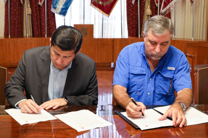 Francisco Morán y Martín Cucalón sellan la firma, rector de la Universidad de Guayaquil y jefe del Cuerpo de Bomberos, firmaron el convenio.