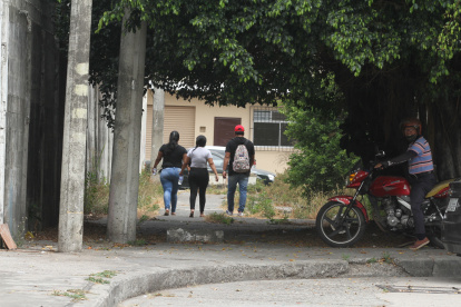 Las personas caminan con temor por los callejones peligros de la ciudadela Albatros.