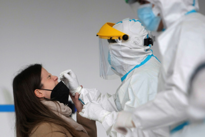 Una persona se somete a una prueba PCR para detectar la covid-19, en una fotografía de archivo.