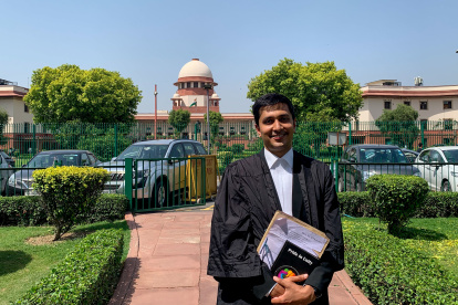 Utkarsh Saxena, peticionario y uno de los abogados en el caso que busca el reconocimiento legal del matrimonio homosexual en la India, posa durante una entrevista con EFE en Nueva Delhi (India). El Tribunal Supremo de la India escucha los argumentos finales de las audiencias sobre la legalización de los matrimonios homosexuales en el país, que han enfrentado durante tres semanas las posturas de parejas del mismo sexo con el Gobierno indio, que se opone con rotundidad a este tipo de enlaces. EFE/ Hugo Barcia