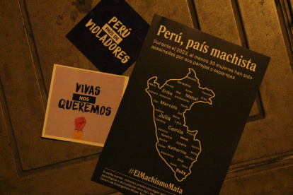 Mujeres participan de una vigilia por las víctimas de feminicidio, el 4 de abril de 2023, al frente al Palacio de Justicia en Lima (Perú).