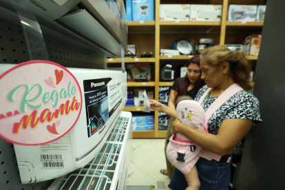 Almacén. Clientes cotizan los precios de los acondicionadores de aire en Estuardo Sánchez, en Guayaquil.