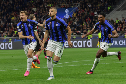 Milano (Italy), 10/05/2023.- FC Inter Milan"s forward Edin Dzeko (C) celebrates with his teammates after scoring the 0-1 goal during the UEFA Champions League semi-final first leg soccer match between AC Milan and FC Inter, in Milan, Italy, 10 May 2023. (Liga de Campeones, Italia) EFE/EPA/ROBERTO BREGANI