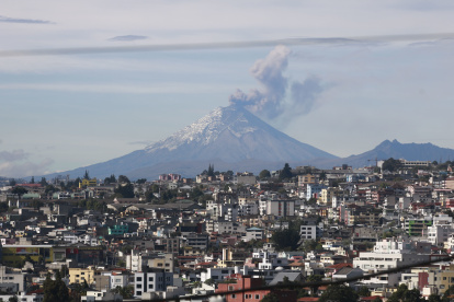 Panorámica del volcán Cotopaxi. Del coloso se desprende una columna de gases.