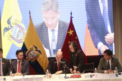 Julio José Prado, ministro de Producción, en la firma virtual del acuerdo comercial con China.