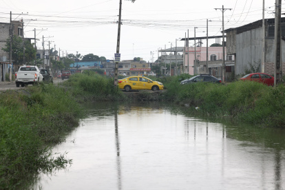 Carencia. En la Abel Gilbert 2, los habitantes se quedaron con la promesa de  tener un malecón y un ducto cajón.