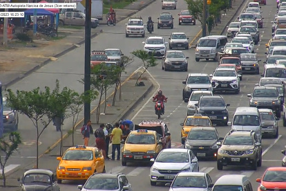 Este tipo de escenas es común en diversos tramos de la autopista Narcisa de Jesús, en Guayaquil.