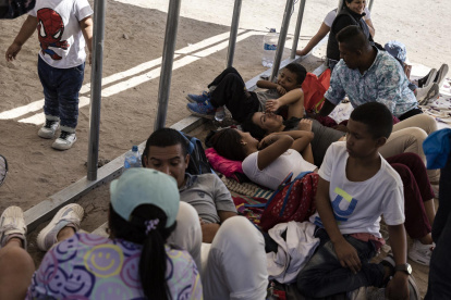 Una familia de migrantes de Colombia espera a la sombra. Un aumento significativo en el número de migrantes se esperan cruces ya que la política del Título 42 de la era COVID, que permitió una expulsión rápida de inmigrantes ilegales, expirará el 11 de mayo.