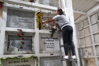 María Fernanda Ganchozo en el cementerio.