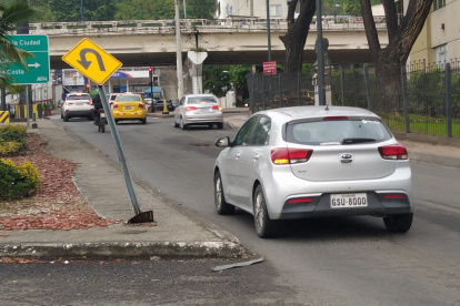 El letrero permanece en ese estado hace ya 7 días.