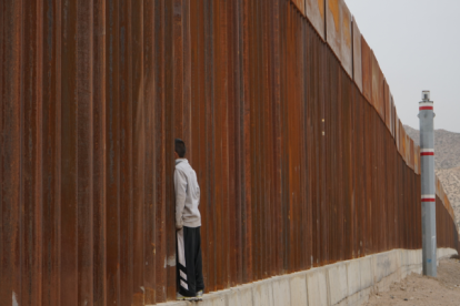 El tráfico ilícito de migrantes está tipificado en el artículo 213, inciso 1, del Código Orgánico Integral Penal y determina una pena privativa de la libertad de siete a diez años.