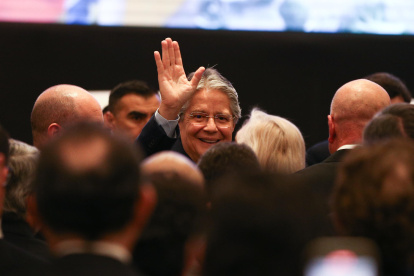 El presidente ecuatoriano Guillermo Lasso saluda durante la firma del acuerdo comercial con China, en Quito (Ecuador). Ecuador se convirtió este miércoles en el cuarto país de Latinoamérica en suscribir un acuerdo comercial con China, que desde el año pasado desplazó a Estados Unidos como su principal socio comercial no petrolero.