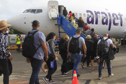 Aerolínea.- Un grupo de pasajeros abordan un avión de la aerolínea Arajet.