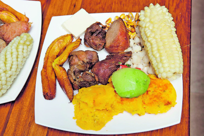 Comida.- La tradicional fritada ecuatoriana con choclo, maduro, aguacate y papa.
