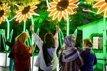 Unas jóvenes sin velo en un parque de Teherán. “No prestamos servicios a mujeres sin velo bajo ningún concepto”