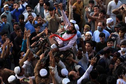 Partidarios del ex primer ministro pakistaní Imran Khan celebran después de que el máximo tribunal del país ordenara su liberación, en Peshawar, Pakistán, el 11 de mayo de 2023.
