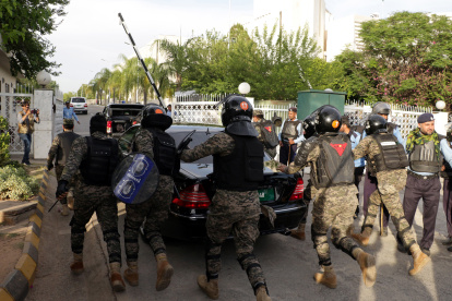 Islamabad (Pakistan), 11/05/2023.-Los guardabosques escoltan un vehículo que transportaba al ex primer ministro Imran Khan después de que la Corte Suprema ordenara su liberación dos días después de su arresto en Islamabad, Pakistán, el 11 de mayo de 2023.
