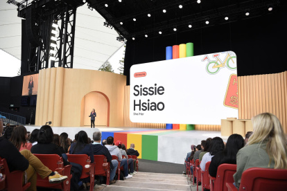 Fotografía cedida por Google donde aparece su vicepresidenta y directora general de Google Assistant y Bard, Sissie Hsiao, mientras interviene durante el evento anual de desarrolladores, Google I/O 2023.