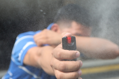 1. Daños. El gas pimienta podría causar complicaciones en la salud, incluso al que lo utiliza. Expertos han explicado acerca de los riesgos que implica utilizarlo incorrectamente.