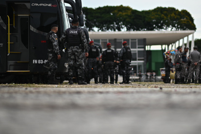 Oficiales de la Fuerza Nacional y de la Policía Militar llegan a la Plaza de los Tres Poderes para reforzar la seguridad tras las protestas del pasado domingo, hoy, en Brasilia (Brasil). EFE/ Andre Borges