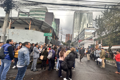 Amenaza. Los funcionarios evacuaron el edificio, en la tarde. Todavía no se conoce si fue real o no la alerta