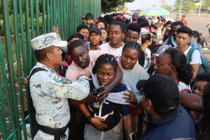 Migrantes hacen fila para conseguir documentación para transitar por el país, hoy en la ciudad de Tapachula en Chiapas (México). La urgencia de los migrantes por salir de la frontera sur de México y cruzar el país se eleva el último día de vigencia del Título 42 en Estados Unidos, un hecho que perciben como su oportunidad para llegar hasta ese país. EFE/Juan Manuel Blanco