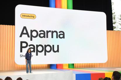 USA6960. MOUNTAIN VIEW (CA, EEUU), 10/05/2023.- Fotografía cedida por Google donde aparece la vicepresidente y director general de Google Workspace, Aparna Pappu, mientras habla durante el evento anual de desarrolladores, Google I/O 2023, celebrado hoy en el anfiteatro Shoreline en Mountain View, California. Google anunció este miércoles la integración de inteligencia artificial (IA) generativa en todas sus Workspace, para ayudar a redactar correos desde el móvil o crear presentaciones con imágenes únicas, algo que, según la compañía, ayudará a los usuarios a ser más rápidos y productivos. EFE/Google /SOLO USO EDITORIAL/NO VENTAS/SOLO DISPONIBLE PARA ILUSTRAR LA NOTICIA QUE ACOMPAÑA/CRÉDITO OBLIGATORIO