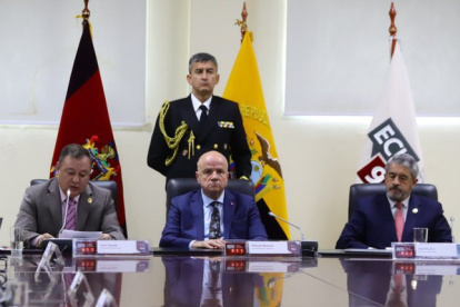 El vicepresidente Alfredo Borrero presidió la última sesión del COE Nacional por la COVID-19. Junto a él, los ministros Juan Zapata, del Interior; y José Ruales, de Salud.