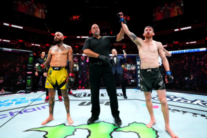 Chito Vera (i), en marzo, perdió ante Cory Sandhagen.