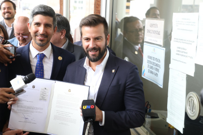 El director del SRI; Francisco Briones, y el ministro de Finanzas, Pablo Arosemena, en la entrega de la reforma tributaria en la Asamblea.