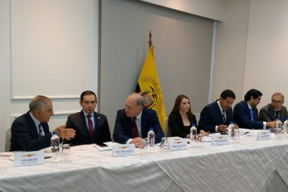 Encuentro. El asesor Paco Moncayo y la presidenta subrogante de la Corte Katherine Muñoz en la reunión.