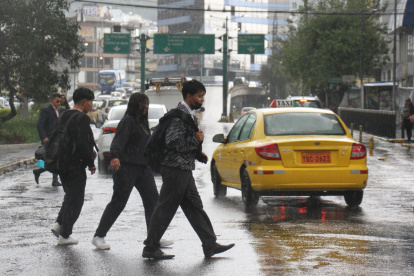 Cruce. Un grupo de peatones cruzan por la avenida Patria, en una zona donde no hay paso cebra.