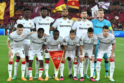 Piero Hincapié (abajo der) logró igualar los números de sus compatriotas.