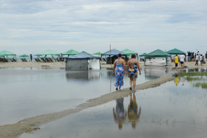 Debido a que retiran la arena de manera ilegal, tras las lluvias se forman huecos que se llenan de agua lluvia y estancada.