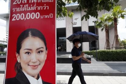 Imagen reciente de un cartel de la candidata del Puea Thai, Paetongtarn Shinawatra, a las elecciones en Tailandia. EFE/EPA/RUNGROJ YONGRIT