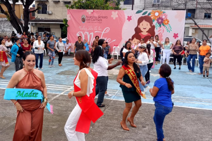 Las madres disfrutaron de un merecido homenaje que ofrecieron a sus hijos en los colegios.