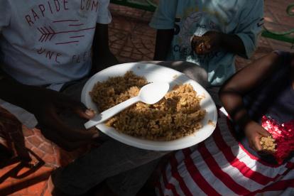 - Niños comen arroz de un plato, el 11 de mayo del 2023, en Puerto Príncipe (Haití). La miseria y el hambre ganan terreno en Haití, un país en el que comer lo suficiente se ha convertido en todo un lujo y donde la inseguridad alimentaria afecta a 4,9 millones de personas de una población de algo más de 11 millones. EFE/ Johnson Sabin