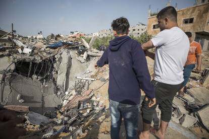 Palestinos observan la casa destruida de la familia Abu Taha por un bombardeo israelí en Beit Lahia, norte de la franja de Gaza.