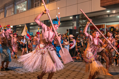 Étnicos. Durante el desfile, cada una de las delegaciones de las siete nacionalidades de Pastaza vistieron sus trajes típicos.