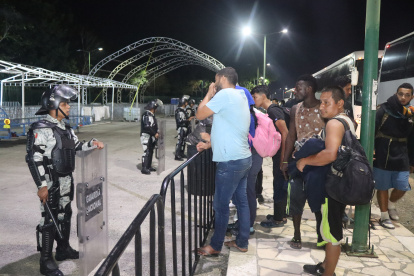 Migrantes protestan en la madrugada tras la suspensión de permisos para transitar por el país, hoy, en el Centro de Atención Provisional del Instituto Nacional de Migración (INM), en Tapachula (México). Migrantes varados en la frontera sur de México protestaron este viernes tras la suspensión de permisos para transitar por el país, lo que coincide con el fin del Título 42 de Estados Unidos. Los extranjeros se manifestaron en el Centro de Atención Provisional del Instituto Nacional de Migración (INM) en Tapachula, en la frontera con Guatemala, donde los funcionarios les informaron de la suspensión temporal de la entrega de documentos. EFE/ Juan Manuel Blanco