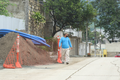 Arreglos. Las veredas se encuentran incaminables en Santa Cecilia.