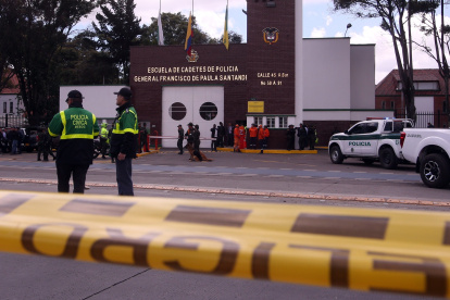 Fotografía de archivo de miembros de la Policía en la entrada de la Escuela General Santander luego de que un carro bomba causara una explosión en Bogotá (Colombia).