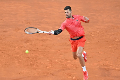 El serbio sufrió pero terminó avanzando en Roma.