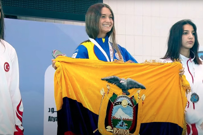 Con una amplia sonrisa la joven ecuatoriana recogió ayer su segundo oro en monoaleta del Mundial de Apnea Bajo Techo.