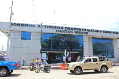 Institución. Exteriores de las instalaciones del Municipio de Muisne, ubicado en la provincia de Esmeraldas.