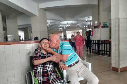 Hilda Franco celebra junto a su hijo Édison Vítores, el Día de la Madre.